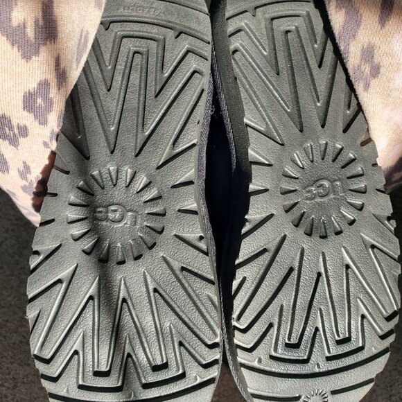 UGG Bailey Zip Short Size 8 Black - Picture 4 of 5